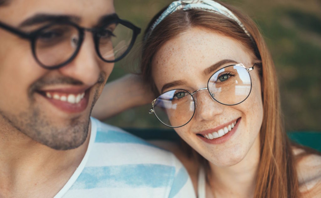 W dzisiejszych czasach okulary nie tylko pełnią funkcję pomocniczą, ale również stanowią modny dodatek do naszego codziennego stylu